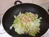 美味的便當菜-油豆腐金針菇炒高麗菜