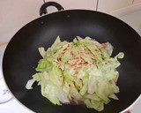 美味的便當菜-油豆腐金針菇炒高麗菜的食譜步驟3照片