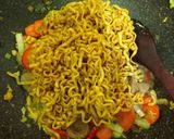 Foto langkah ke 8 dari resep Mie Goreng Bakso.