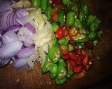 Foto langkah ke 2 dari resep Telor ceplok pedas.