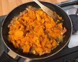 Une image de l'étape 11 de Citrouille joyeuse (purée de courge delica moretti,pommes de terre,lard,emmental,persil).