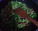 Foto langkah ke 3 dari resep Tumis Pare Tempe dan Teri.