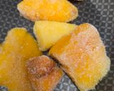 Foto del paso 2 de la receta: Postrecito tibio de mango y nibs de cacao sobre ricota entera 🥭De invierno con toque tropical 🍹