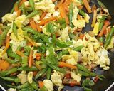 Foto langkah ke 4 dari resep Tumis Sayur Telur Orak Arik.