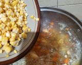 Foto langkah ke 2 dari resep Sup Telur Jagung.