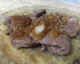 Foto del paso 5 de la receta: Bifecitos de lomo con cebolla caramelizada