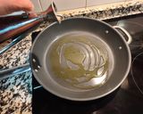 Foto del paso 3 de la receta: Pechuga de pavo con vino blanco, pasas y uva