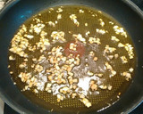 Foto del paso 1 de la receta: Risotto de espinacas con champiñón y merluza