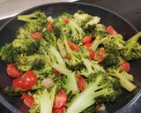 Foto del paso 3 de la receta: Brócoli con cherrys y albahaca