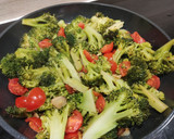 Foto del paso 3 de la receta: Brócoli con cherrys y albahaca