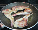 Foto del paso 1 de la receta: Conejo con champiñones y chalota a la cerveza