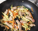 Foto del paso 2 de la receta: Fideos chinos con solomillo, verduras y soja
