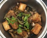 Hình bước làm 2 của món Đậu hủ nấm rơm kho cải chua (món chay)