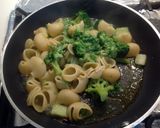 Foto del passaggio 3 della ricetta Lumache con broccoletto verde e datterini confit