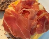 Foto del paso 3 de la receta: Bagel de arándanos con tortilla francesa, jamón serrano y queso
