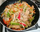 Foto del paso 7 de la receta: Alas de pollo salteadas con verduras..