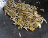 Foto langkah ke 5 dari resep Tumis Bunga Pepaya, Daun Pepaya Jepang, Teri Saos Tiram.