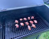 Une image de l'étape 2 de Dattes fumées au chorizo, bacon et fromage à la crème (dessert).