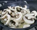 A picture of step 4 of Chicken, mushroom and artichoke quiche.