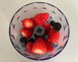Foto del paso 1 de la receta: Helado de frutas del bosque con yogur (sin heladera)