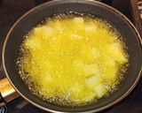 Foto del paso 2 de la receta: Pollo en salsa con patatas fritas y zanahorias rápido de hacer