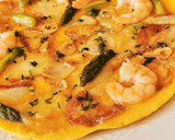 Foto del paso 8 de la receta: Tortilla abierta con Patatas fritas, Espárragos y Langostinos