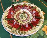 Une image de l'étape 7 de Salade de tomates et concombre au lonzo,cornichons et petits oignons.