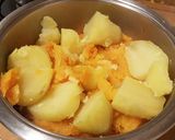 Foto del paso 3 de la receta: Crema de calabaza y patata, con toque suave de queso azul