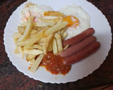 Foto del paso 4 de la receta: Papas fritas con huevo frito, salchichas y salsa de tomate