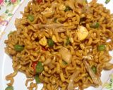 Foto langkah ke 4 dari resep Mie goreng jamur.