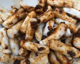 Hình bước làm 1 của món Tteokbokki Chay / Bánh gạo Hàn Quốc phiên bản "lười"