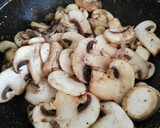 Foto del paso 4 de la receta: Escalopes de añojo con salsa de champiñones