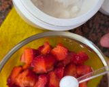 Foto del paso 2 de la receta: Frutillas maceradas con glicina sobre skyr de producción nacional 🇦🇷 🍓 con toque de sal Maldon 🧂