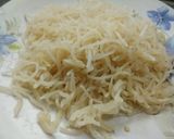 खान्देश स्पेशल कांदा कुरडई ची भाजी (kuradi bhaji recipe in marathi) रेसिपी स्टेप 2 फोटो 