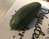 Une image de l'étape 2 de Salade de tomates, courgette, olives, feta et persil.