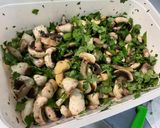 Une image de l'étape 5 de Champignons de Paris bruns sautés à la coriandre.