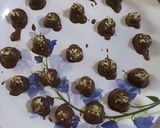 કાજુ કતરી ટ્રફલ્સ (Kaju Katri Truffles Recipe In Gujarati) રેસીપી સ્ટેપ2ફોટો