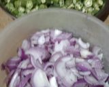 A picture of step 1 of Bhindi (without tomatoes).