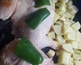 Foto del paso 2 de la receta: Pollo a la naranja con papas y baratas al horno