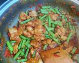 รูปขั้นตอนการทำที่ 4 ของ หมูสามชั้นผัดพริกแกงใต้ใส่ถั่วฝักยาว