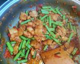 รูปขั้นตอนการทำที่ 4 ของ หมูสามชั้นผัดพริกแกงใต้ใส่ถั่วฝักยาว