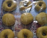 Foto langkah ke 4 dari resep Donat labu kuning.