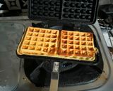 Foto langkah ke 3 dari resep Waffle Bahan Praktis Anti Gagal Garing Luar Lembut di dalam.