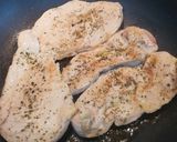 Foto del paso 1 de la receta: Pechuga de pollo a la toscana sin crema de leche con spaghetti al nero di seppia