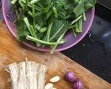 Foto langkah ke 1 dari resep Tumis Sawi Hijau dan Enoki.