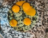 Foto del paso 5 de la receta Tortilla de brócoli con sobre mesa de tomate