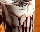 A picture of step 3 of Oreo milk shake.