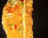 A picture of step 4 of Egg omelette with noodles.