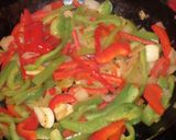 Foto del paso 6 de la receta: Salmon a la vizcaína en colchón de papa y cebolla