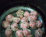Foto del paso 3 de la receta: Albondiguitas en salsa de tomates, pimientos y lentejas